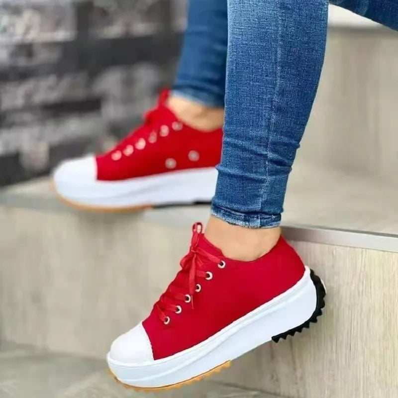 Turnschuhe mit Plateau