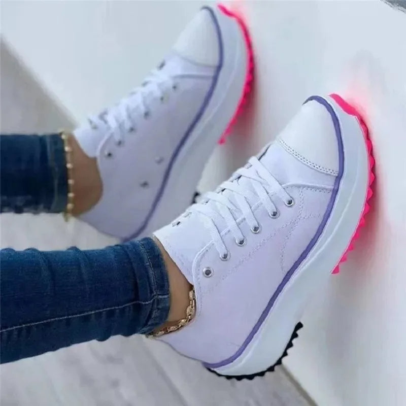 Turnschuhe mit Plateau