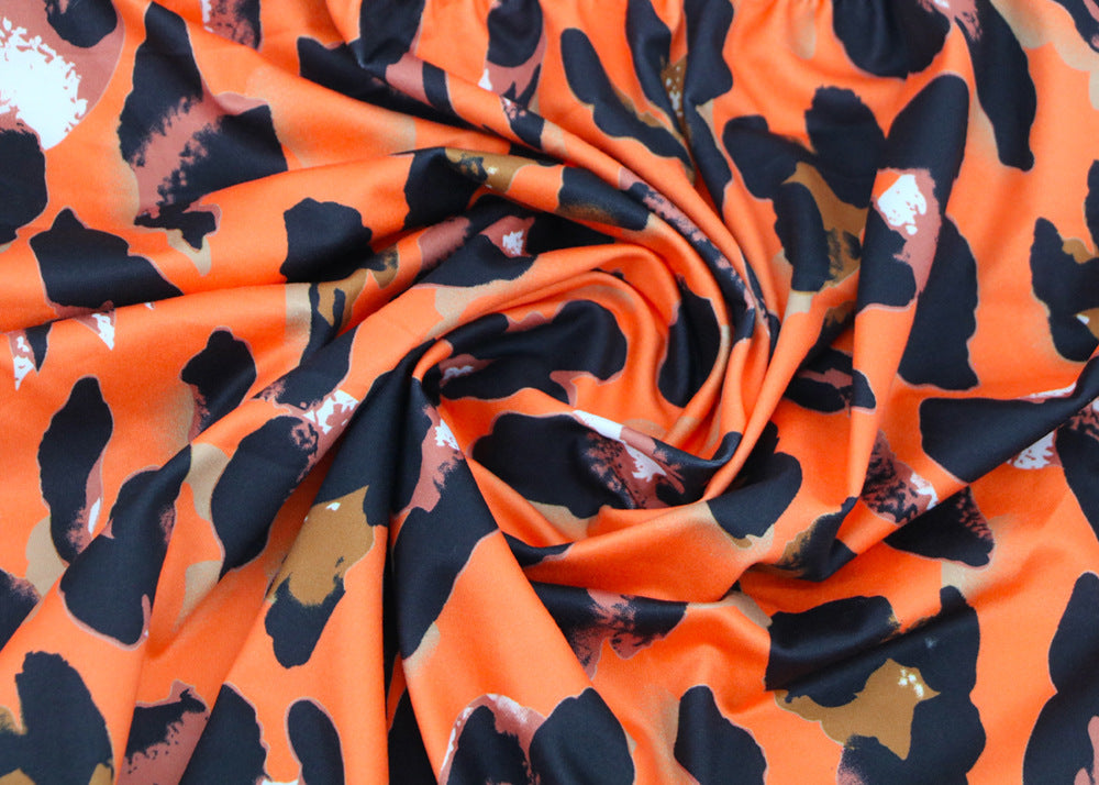 Schönes langes Kleid mit Leopardenmuster