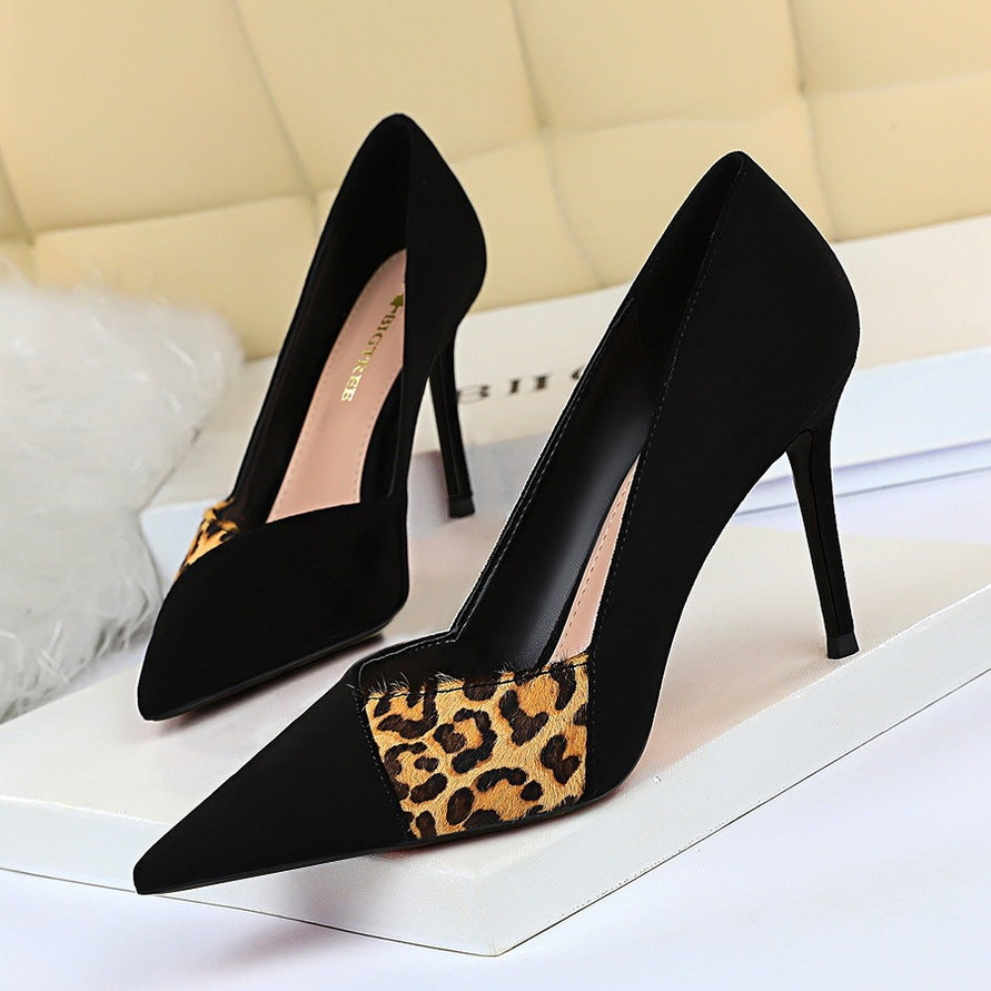 Hochhackige Schuhe mit spitzem Leopard Print