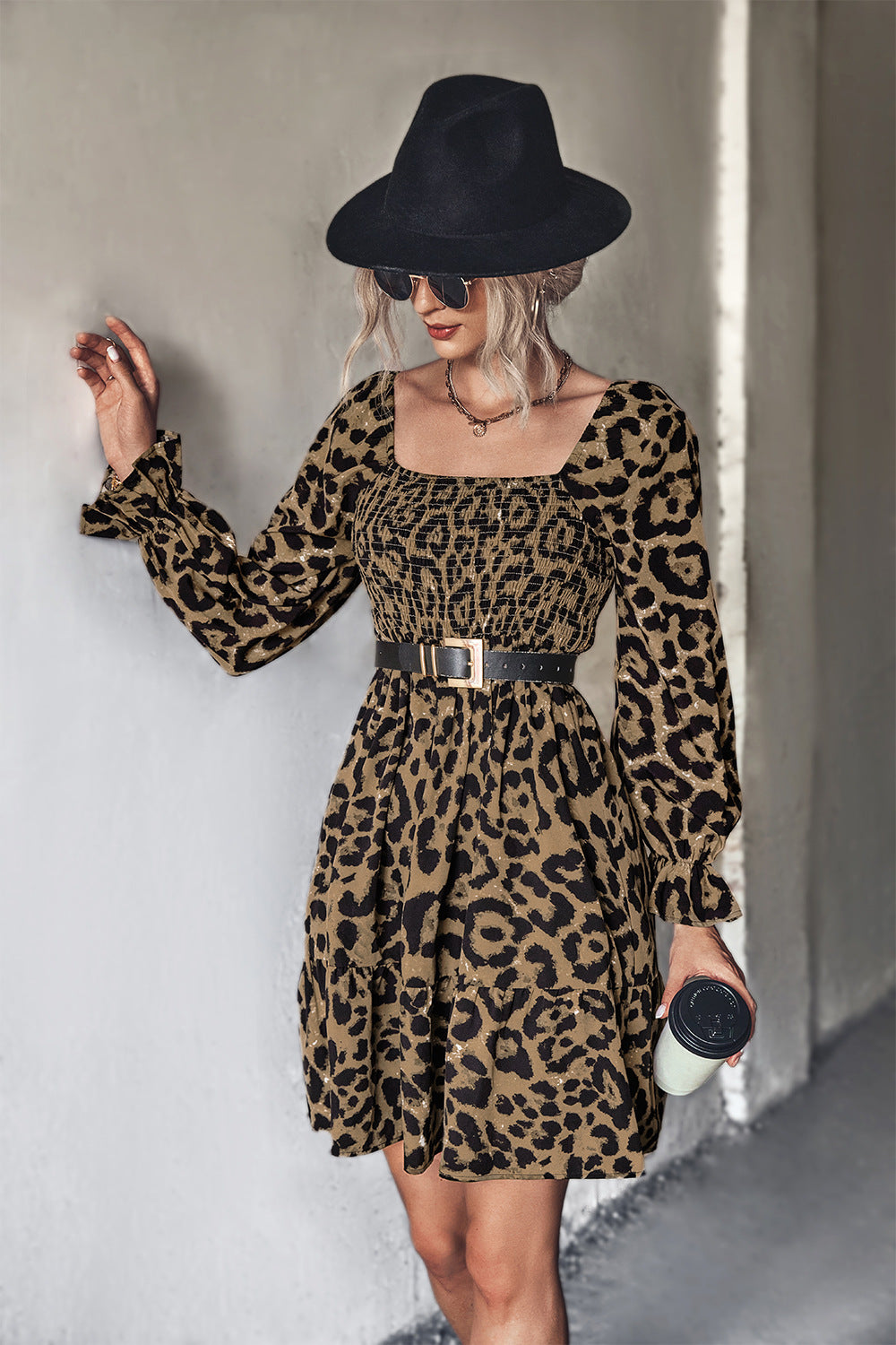 Klassisches langärmeliges Damen-Kleid mit Leopardenmuster und Smokings
