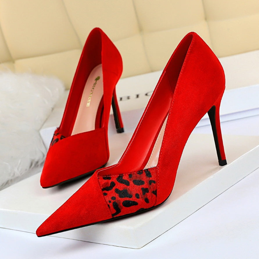 Hochhackige Schuhe mit spitzem Leopard Print