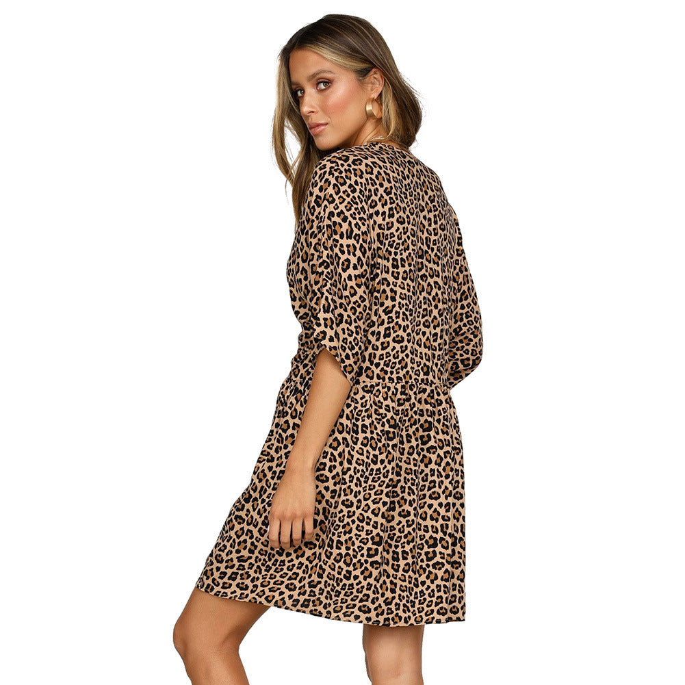 Einreihiges Kleid mit V-Ausschnitt und halben Ärmeln mit Leopardenmuster, locker und asymmetrisch
