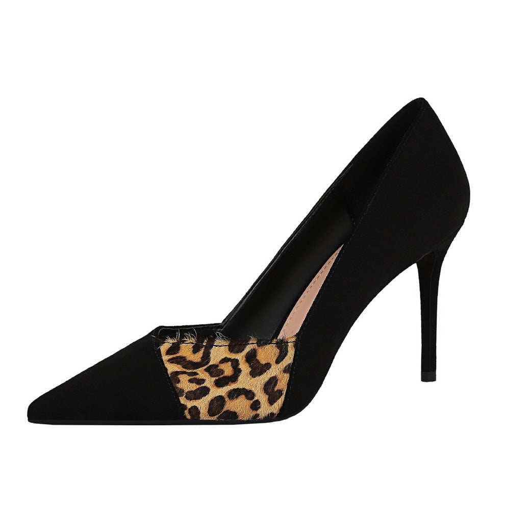 Hochhackige Schuhe mit spitzem Leopard Print