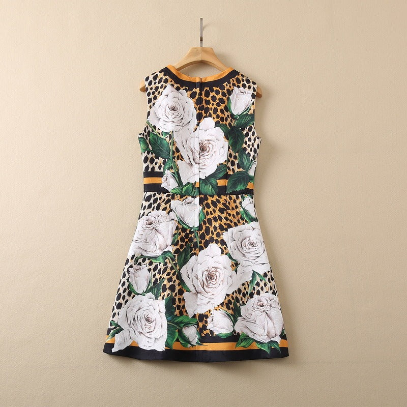 Ärmelloses, taillenfreies Kleid mit Leopardenmuster und weißer Rose