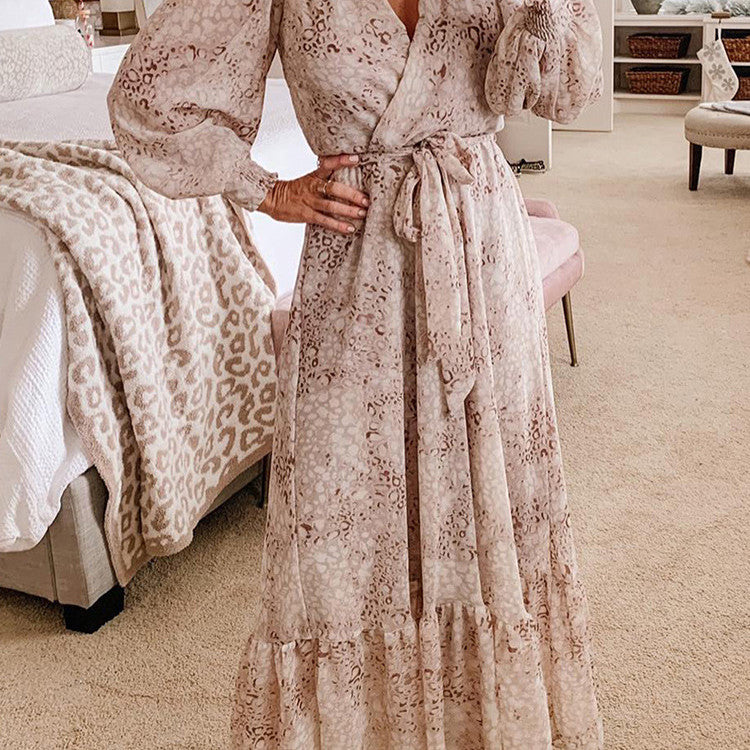 Langärmeliges Kleid mit Leopardenmuster und V-Ausschnitt