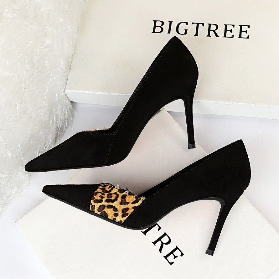 Hochhackige Schuhe mit spitzem Leopard Print