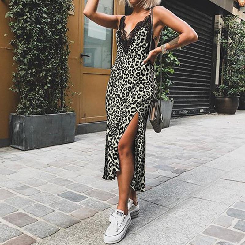 Geschlitztes Kleid mit Leopardenmuster