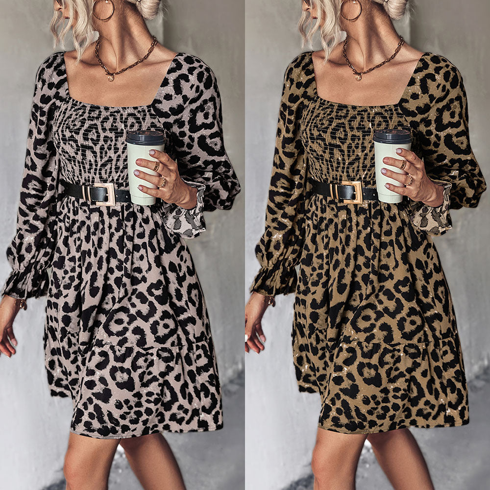 Klassisches langärmeliges Damen-Kleid mit Leopardenmuster und Smokings