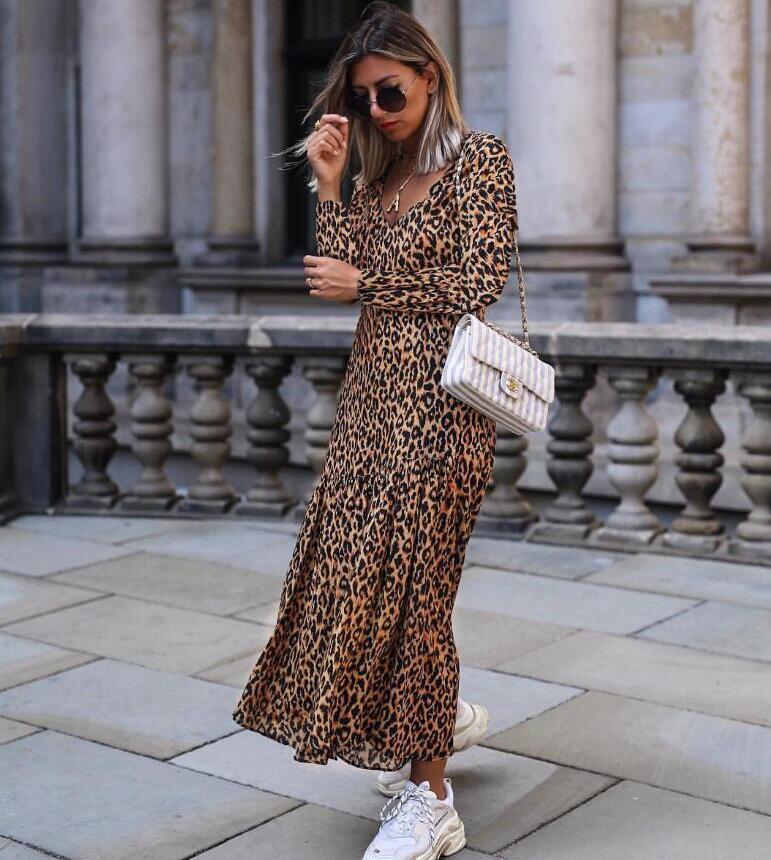 Freizeitkleid mit Leopardenmuster und V-Ausschnitt