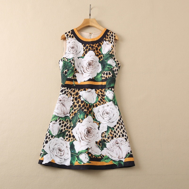 Ärmelloses, taillenfreies Kleid mit Leopardenmuster und weißer Rose