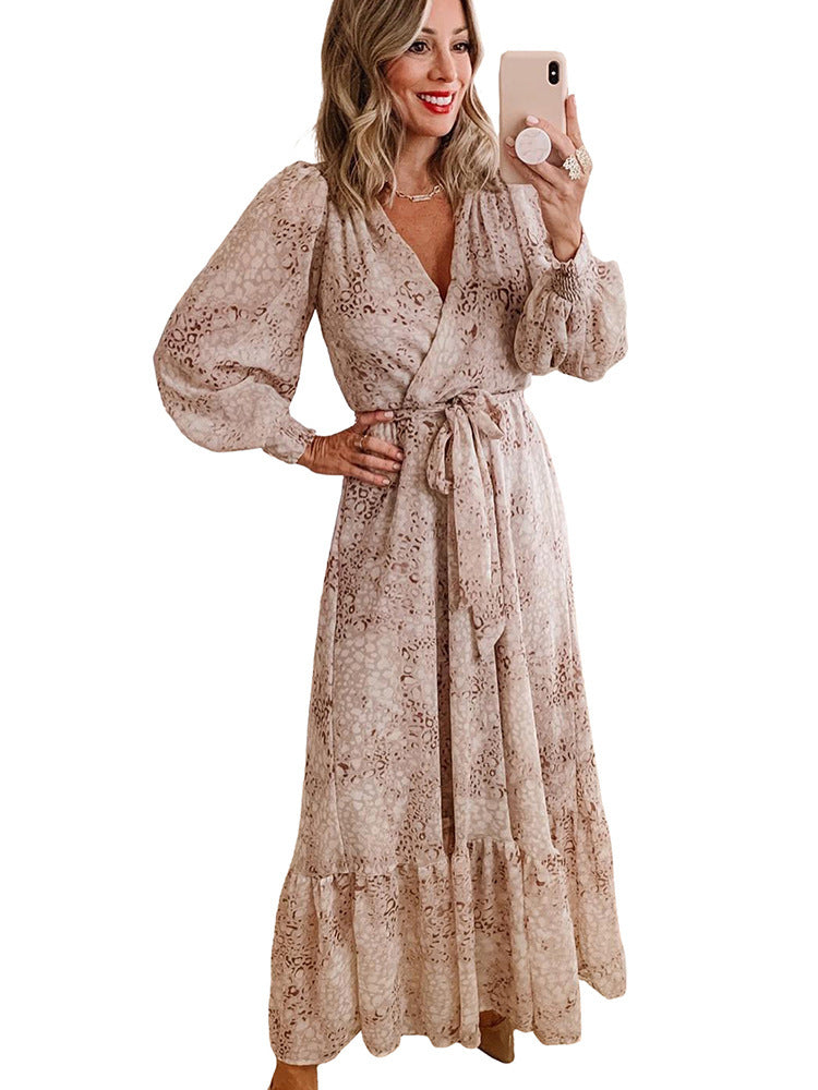 Langärmeliges Kleid mit Leopardenmuster und V-Ausschnitt