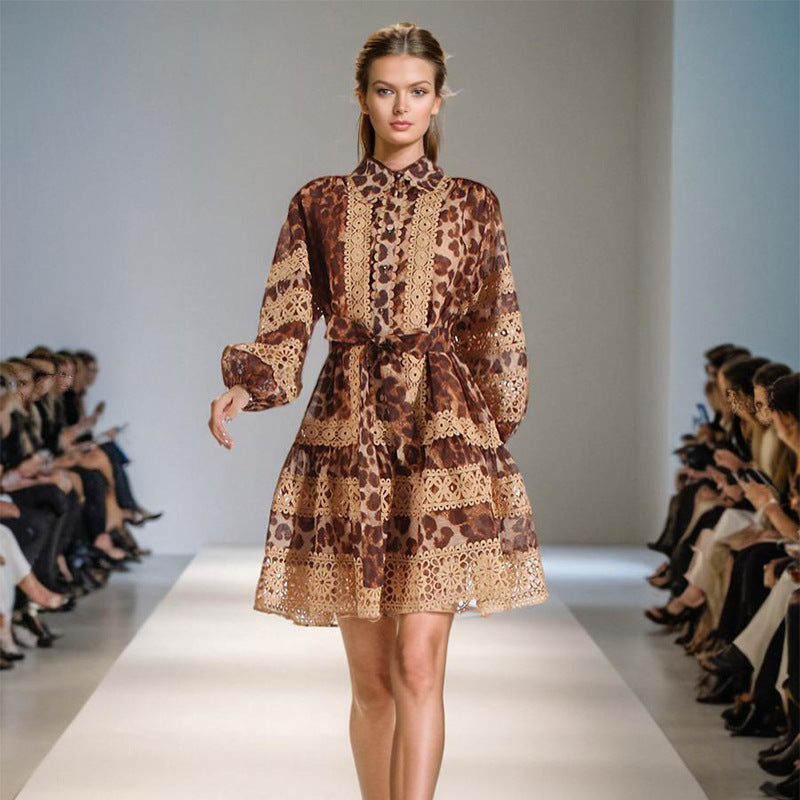 Langärmeliges hohles Kleid mit Leopardenmuster Frauen
