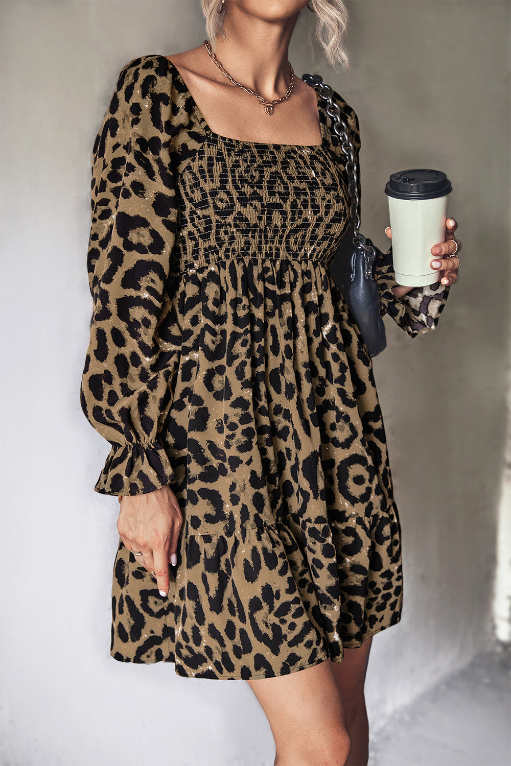 Klassisches langärmeliges Damen-Kleid mit Leopardenmuster und Smokings