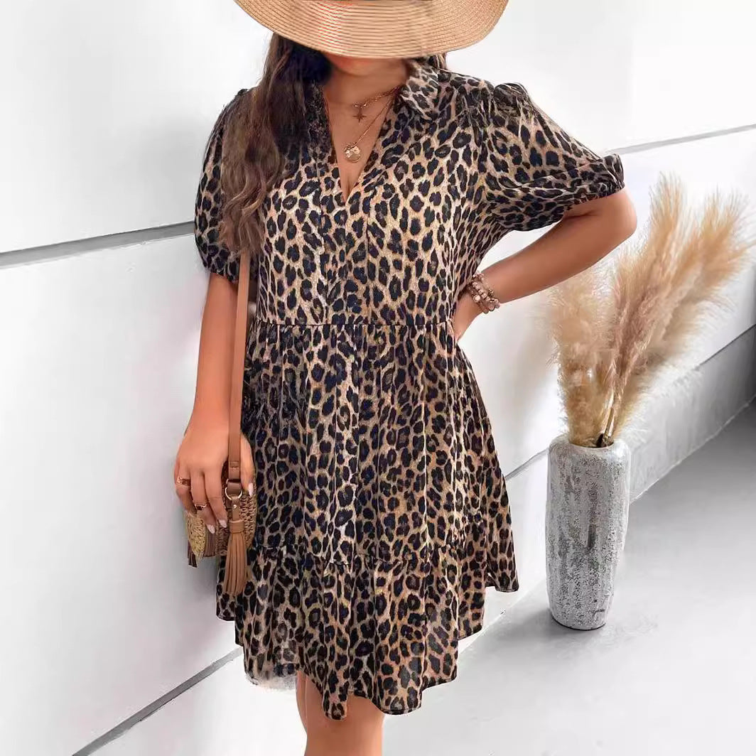 Elegantes ärmelloses Kleid mit Leopardenmuster und V-Ausschnitt