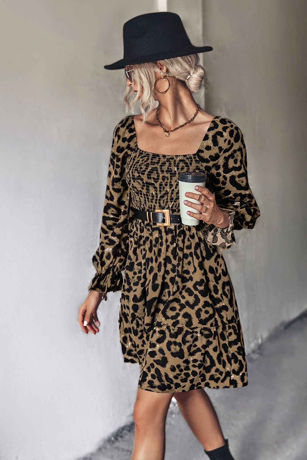 Klassisches langärmeliges Damen-Kleid mit Leopardenmuster und Smokings