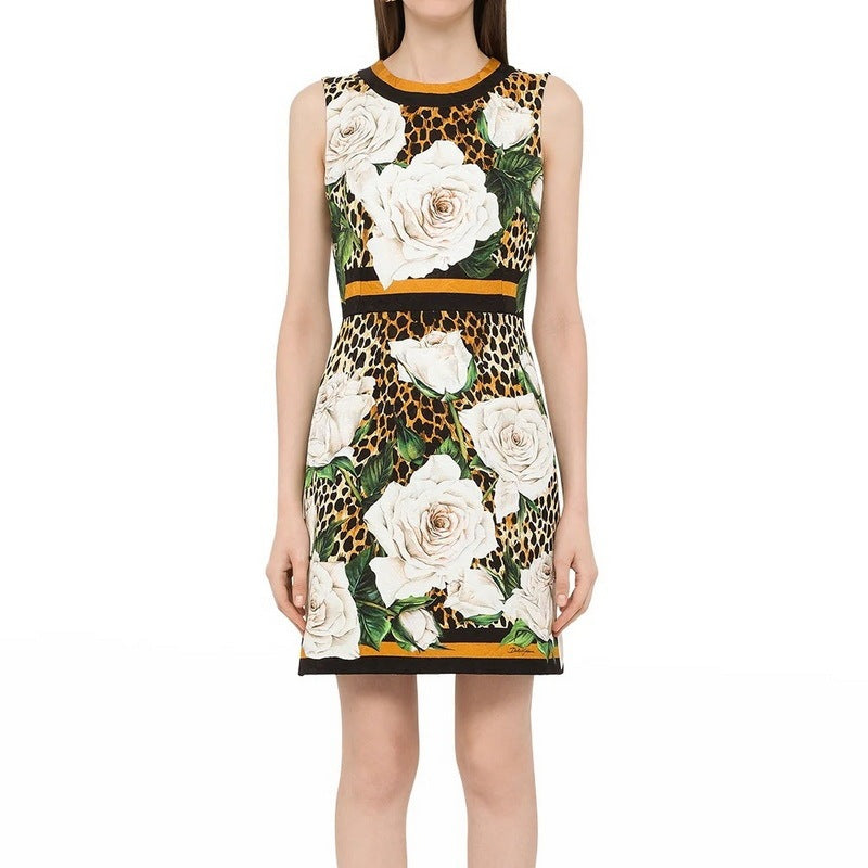 Ärmelloses, taillenfreies Kleid mit Leopardenmuster und weißer Rose