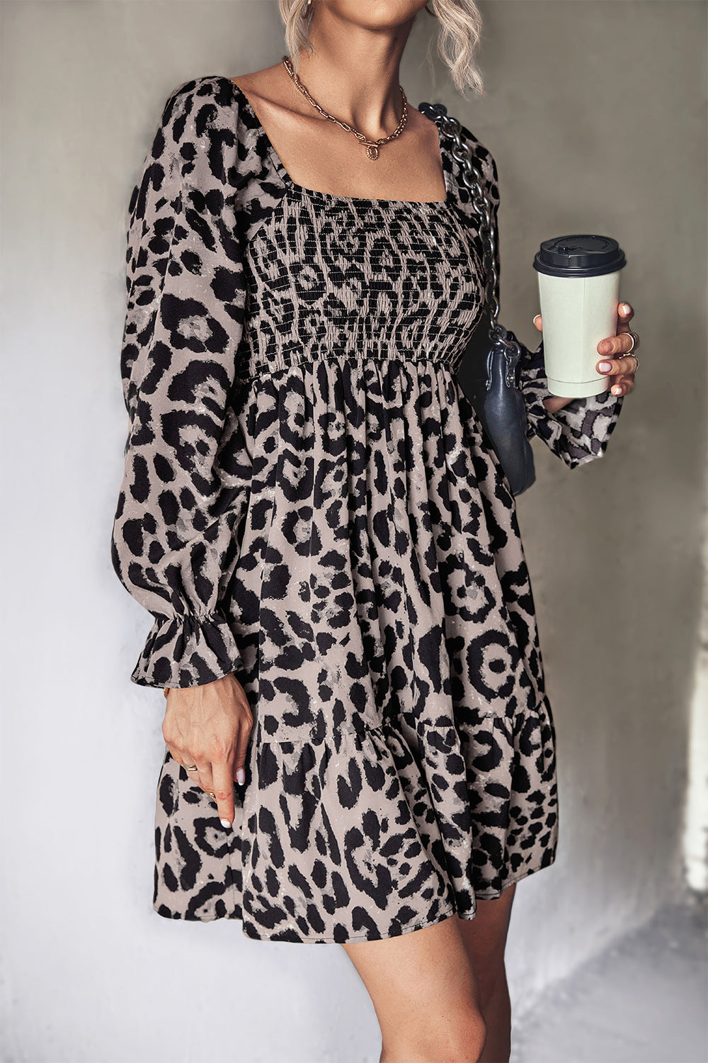 Klassisches langärmeliges Damen-Kleid mit Leopardenmuster und Smokings