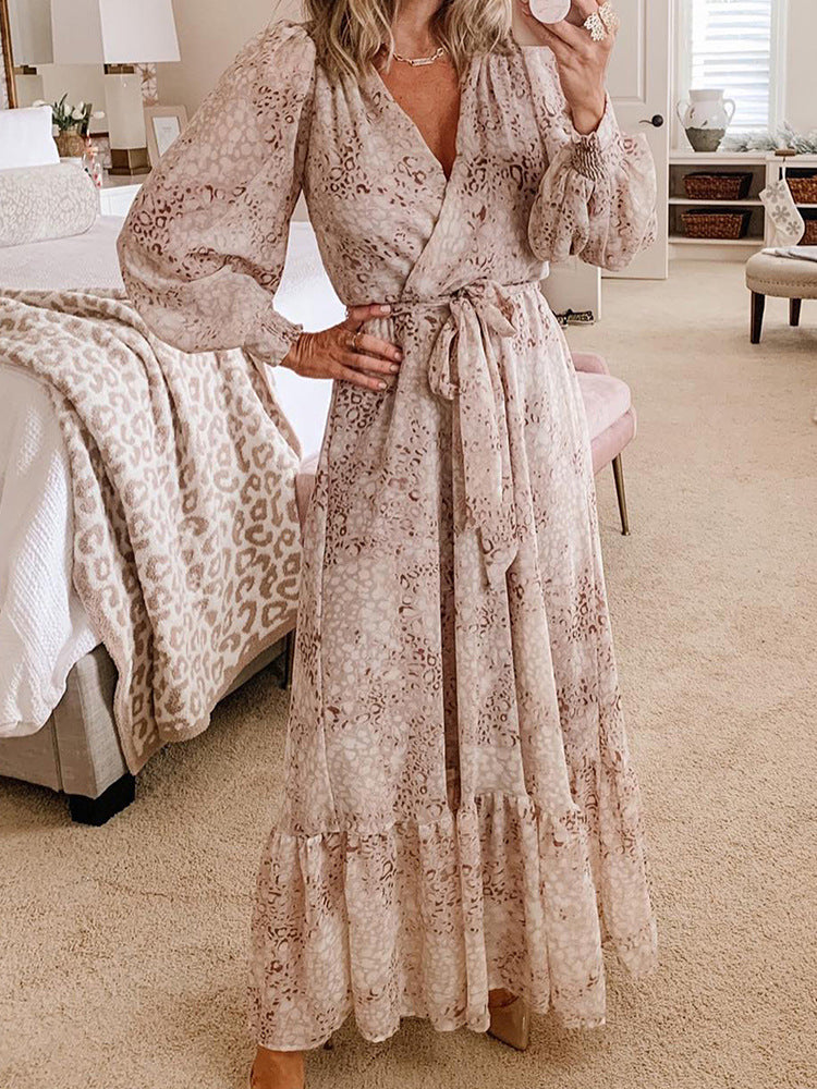 Langärmeliges Kleid mit Leopardenmuster und V-Ausschnitt