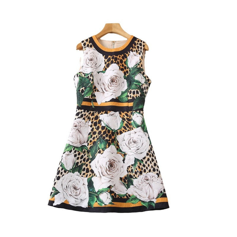 Ärmelloses, taillenfreies Kleid mit Leopardenmuster und weißer Rose