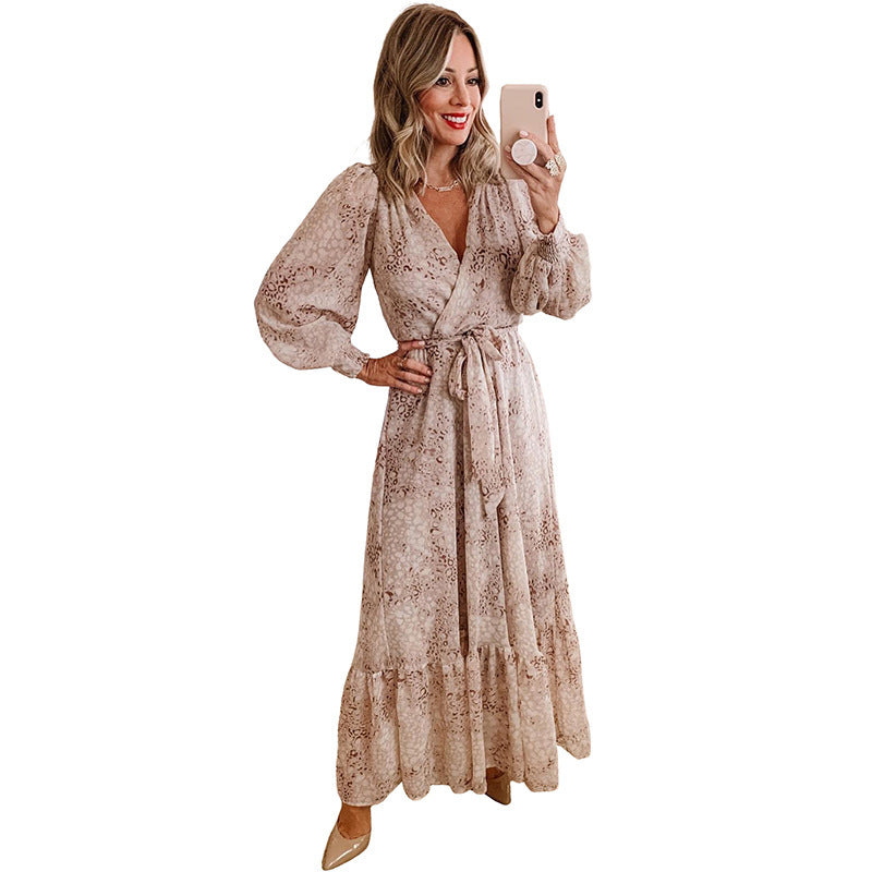 Langärmeliges Kleid mit Leopardenmuster und V-Ausschnitt