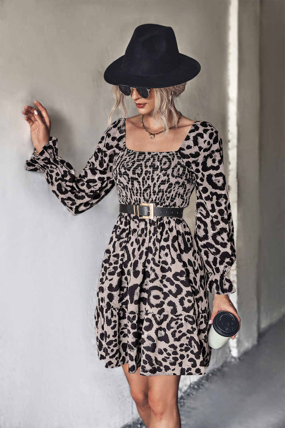Klassisches langärmeliges Damen-Kleid mit Leopardenmuster und Smokings